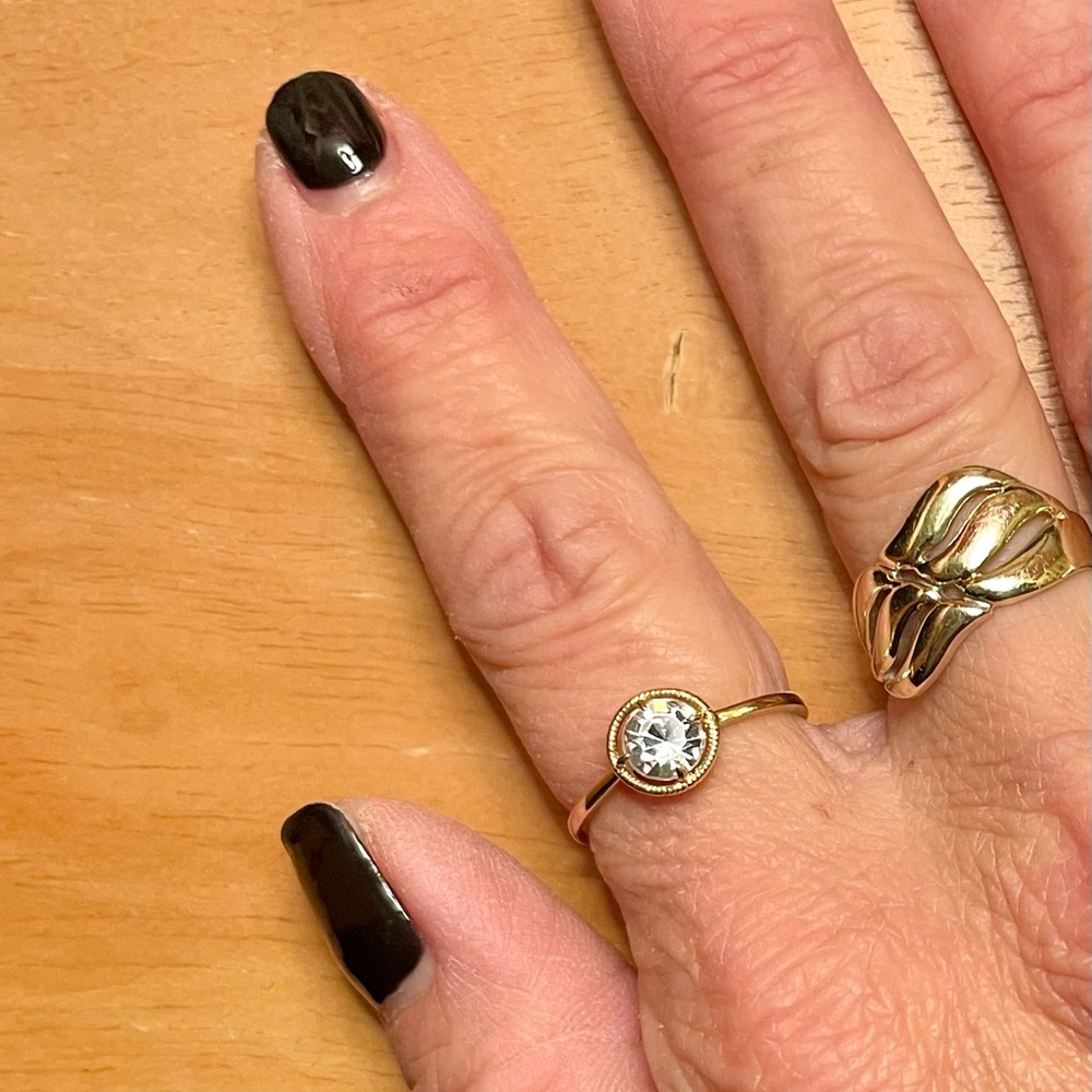 💥💥 CLEARANCE 💥💥
Solid 10K Gold Imported Crystal Ring 💕